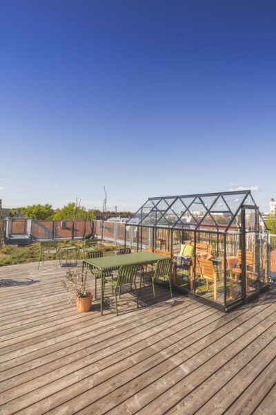 Außenmobiliar auf der Dachterrasse im Hotel Luise