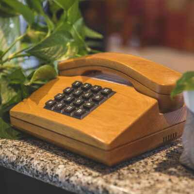 Schnurtelefone aus Holz im Hotel Luise Erlangen